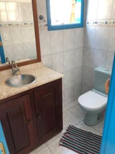 帕拉蒂Casa aconchegante em bairro nobre da cidade Paraty的一间带水槽和卫生间的浴室