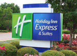 落基山Holiday Inn Express - Rocky Mount - Sports Center, an IHG Hotel的胡德利快捷套房标志酒店