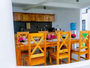 达累斯萨拉姆homeland bro的厨房配有木桌和椅子