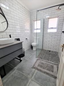 诺丁汉路5 Clifton Road的白色的浴室设有水槽和淋浴。