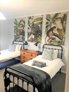 诺丁汉路5 Clifton Road的一间卧室设有两张床,并拥有动物壁画
