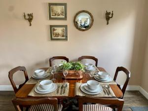 弗罗姆Historic Family Cottage - Central Frome的餐桌、椅子和木桌