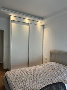 普里什蒂纳Ani’s apartment的一间卧室设有一张床和两个滑动玻璃门