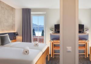 威拉尔-苏-罗伦Villars Lodge的酒店客房设有两张床和窗户。