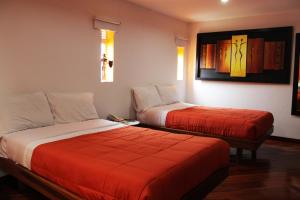 马尼萨莱斯HBS Hotel的酒店客房 - 带两张红色床罩