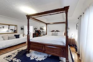 圣巴巴拉Julia Metelmann的一间卧室配有一张天蓬床和蓝色地毯