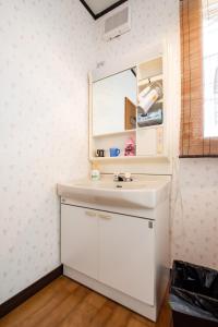 鉾田市Hokota - House / Vacation STAY 57268的浴室设有白色水槽和镜子