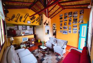 杜伊塔马Casa Posada Maestro Carlos Aranguren的客厅配有白色家具和黄色墙壁