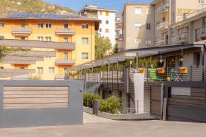 奥斯塔Sui Generis - Aosta Urban Apartments的建筑前有门