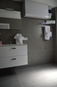 巴耶格兰雷伊瓜达乡村民宿的浴室设有白色水槽和镜子