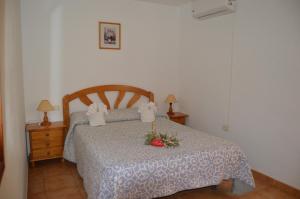 巴耶格兰雷伊瓜达乡村民宿的一间卧室,配有一张插花的床