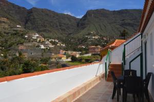 巴耶格兰雷伊瓜达乡村民宿的阳台配有桌椅,享有山景。