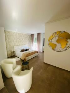 布林迪西b&b THE WORLD的卧室配有一张床,墙上设有球盘