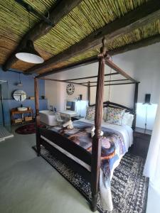 蒙塔古Harmonie Farm Cottages的一间卧室,卧室内配有一张天蓬床