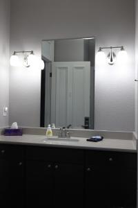 WashingtonCornerstone Inn的一间带水槽和大镜子的浴室