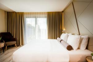 柏林柏林克拉斯科酒店的一张大白色床,位于酒店带窗户的房间内