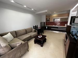 地拉那Grande Veranda 2的带沙发的客厅和厨房