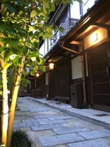京都Imakumano Terrace - Mokubei An 木米庵的走道前有树的建筑