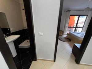 地拉那Grande Veranda 2的一间带水槽的浴室和一张位于客房内的床