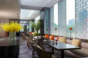 台北晶华酒店的餐厅设有桌椅和大窗户。