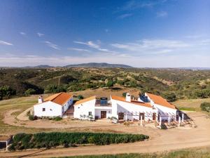Vila Verde de FicalhoAgroturismo Flores do Campo的享有拥有白色建筑的农场的空中景致