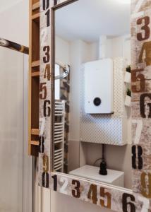 佩奇Major11 apartman - Zsolnay negyed的浴室门设有镜子和白色盒子