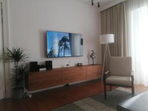 里斯本Timeless Ambassador -Belém的客厅的墙上配有电视