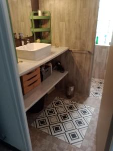 皮耶尔拉特Chambre chez l'habitant lit double的一间带水槽和镜子的浴室