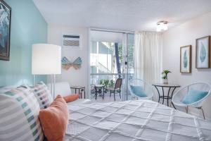 科纳Kona Islander Inn 112的一间卧室设有一张床和一间客厅。