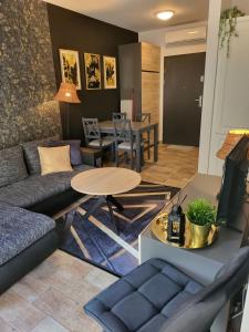 波兹南Moon Apartments Poznań的客厅配有沙发和桌子
