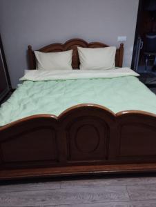 巴蒂Balti house的一张带两个枕头的大木床