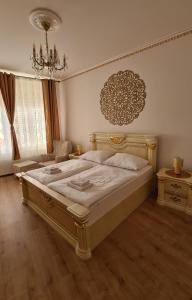 洛乌尼联合酒店的一间卧室配有一张大床和一个吊灯。