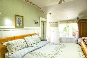 太平洋丛林旧圣安吉拉酒店的一间卧室配有一张带木制床头板的床