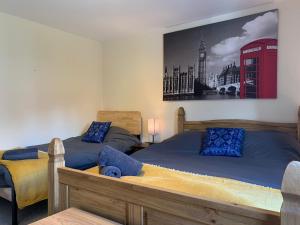 RocesterRocester Rest close to Alton Towers & JCB, Netflix的一间卧室设有两张床和一个电话亭