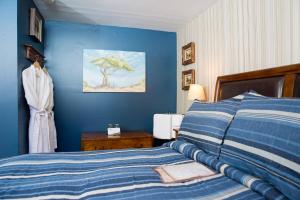 蒙特利尔花园之家住宿加早餐旅馆的一间卧室设有一张床和蓝色的墙壁