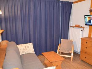 Appartement Les Menuires, 2 pièces, 4 personnes - FR-1-452-37的休息区