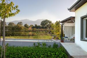 帕拉利亚卡泰里尼斯IRIS HOME 4的从带游泳池的房屋后院欣赏美景