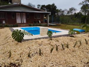 伊瓜苏港Don Alejandro Apart Iguazu的房屋前带游泳池的院子