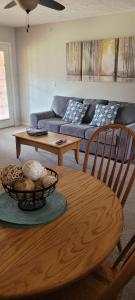 纳什维尔Salt Creek Golf Retreat的客厅配有桌子和沙发