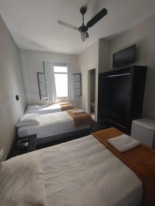 圣保罗卡拉维拉斯酒店的一间卧室配有两张床和一台平面电视