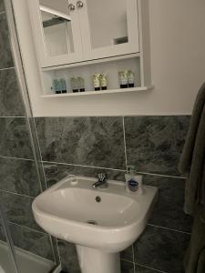 Connahs QuayConnah's Quay Park Farm Barns的浴室设有白色水槽和镜子