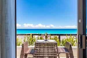 坎昆Cancun Ocean view的桌椅,享有海滩美景