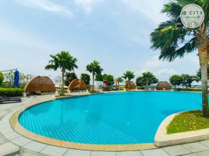 努沙再也Almas Suites by JBcity Home的度假酒店的游泳池