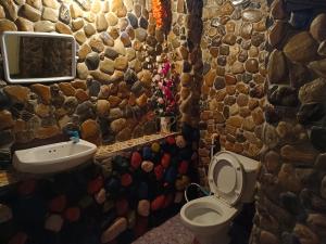 拜县sunny Tayai hostel pai的石质浴室设有卫生间和水槽