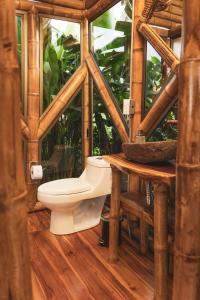 ChinchináThe Coffee Club Campestre的木质结构的浴室设有卫生间