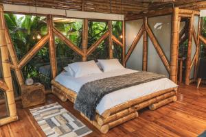 ChinchináThe Coffee Club Campestre的一间设有床铺的卧室,位于带窗户的房间内