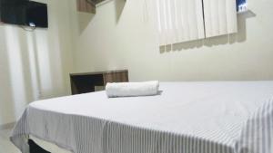 阿拉卡茹Hotel Aracaju Express的一张白色的床,上面有一条毛巾