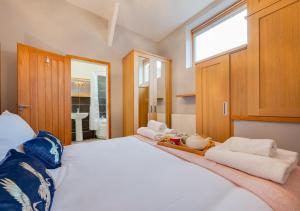 克罗默Treetops的卧室配有一张大白色床和窗户