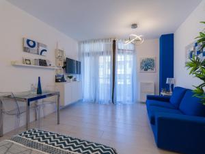 大加那利岛拉斯帕尔马斯Casa Blanca Las Canteras的客厅配有蓝色的沙发和桌子