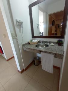 维多利亚Colina Dom的一间带水槽和镜子的浴室